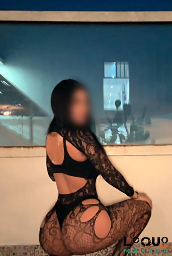 Putas Jalisco: Barbara, Deja de desvestirme con la mirada. Hazlo con los dientes.